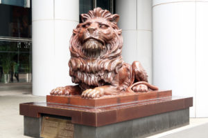 香港の銀行前の獅子像のイメージ