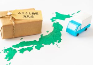 ふるさと納税と書かれた箱と日本地図